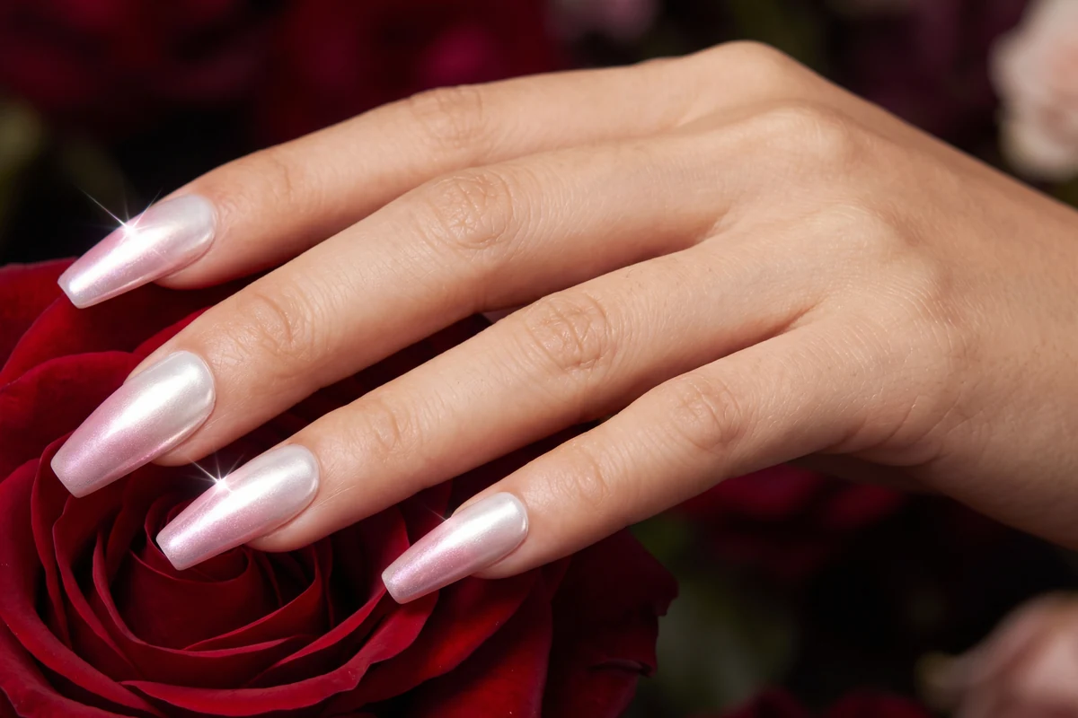 Neutral nails with a soft pearly chrome finish